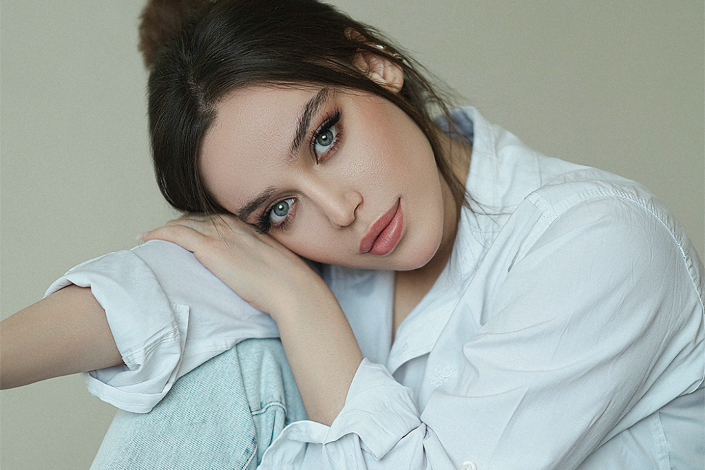 Aspiring model posing for become a model page at USA Models